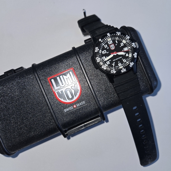 The Leatherback Sea Turtle Giant watch 39mm, water proof mens watch and glows. - Picture 4 of 6